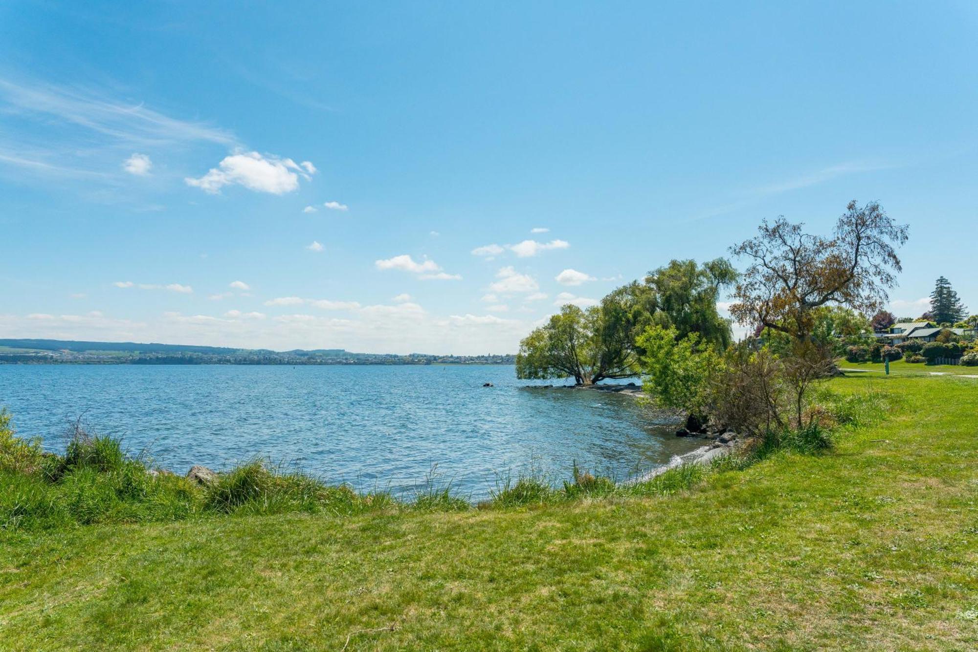 Lakeview Cottage - Rainbow Point Holiday Home Taupo Bagian luar foto