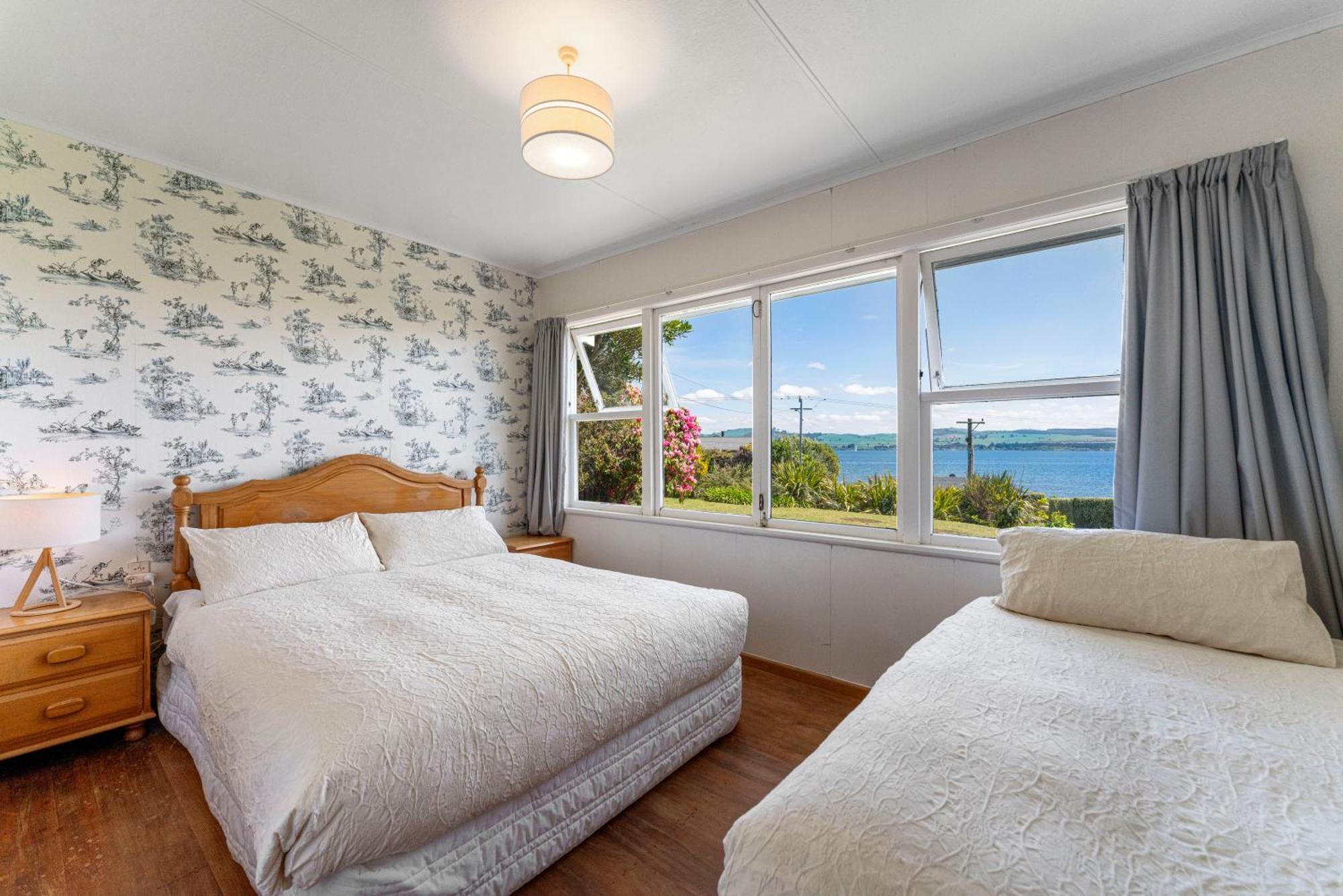 Lakeview Cottage - Rainbow Point Holiday Home Taupo Bagian luar foto