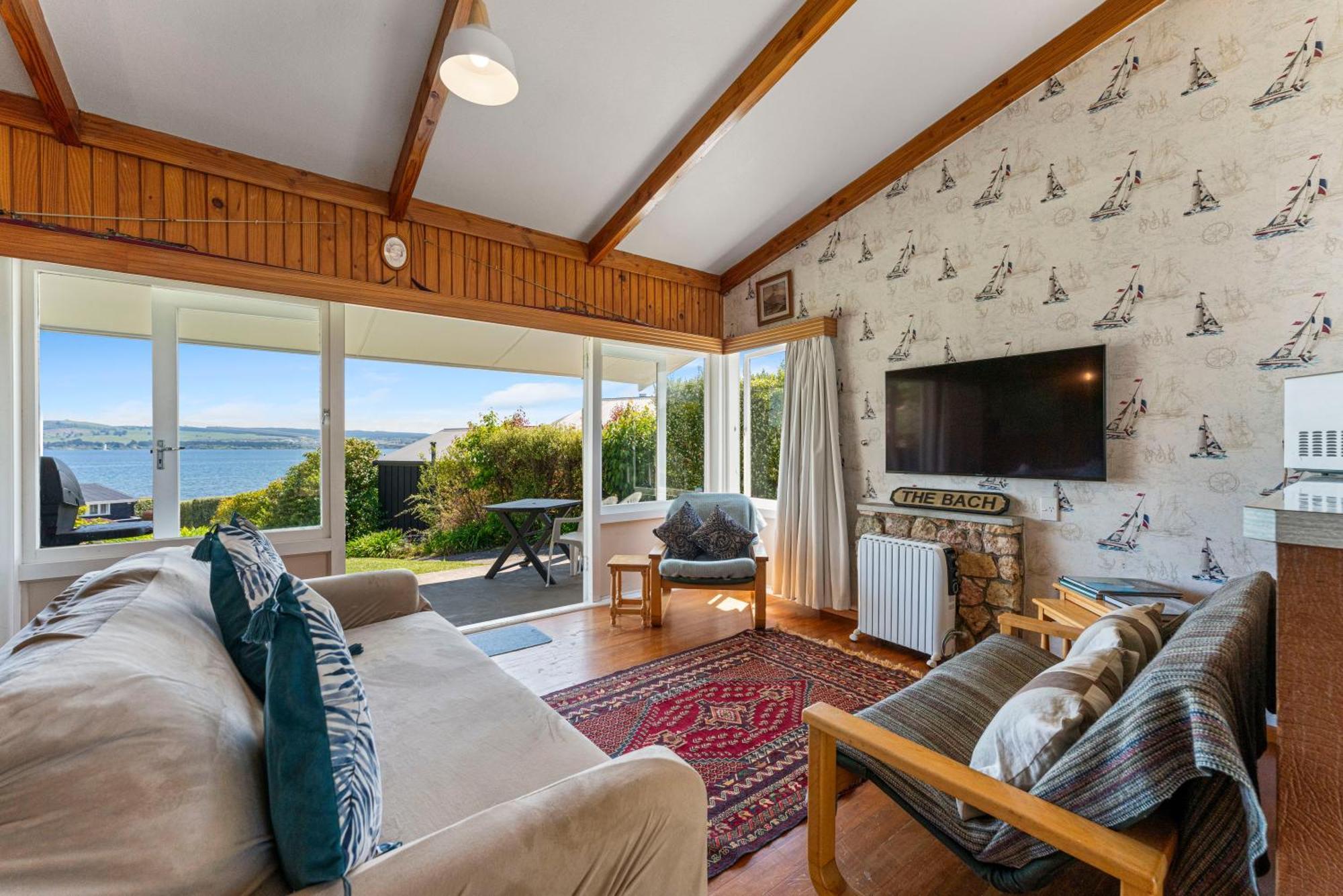 Lakeview Cottage - Rainbow Point Holiday Home Taupo Bagian luar foto